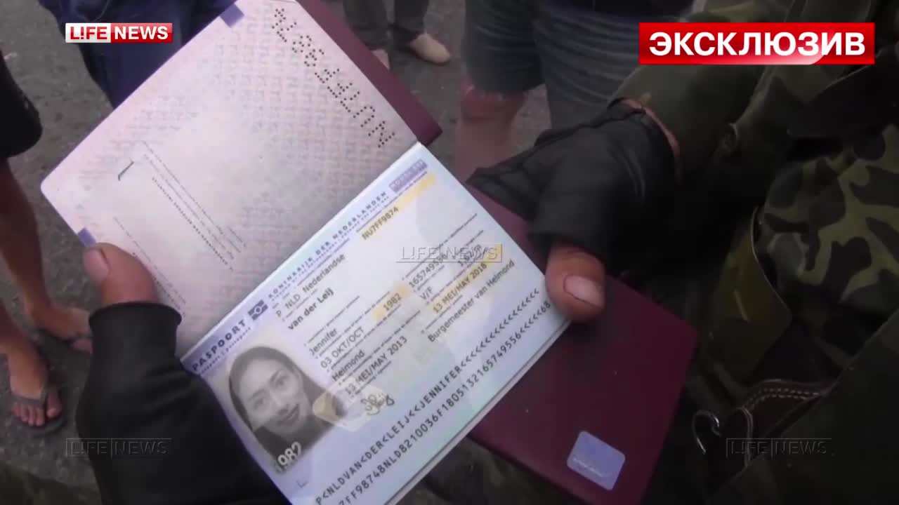 Imagini difuzate de televiziunile din Rusia. Mai multe pasapoarte si bilete, gasite printre cadavre si ramasitele avionului