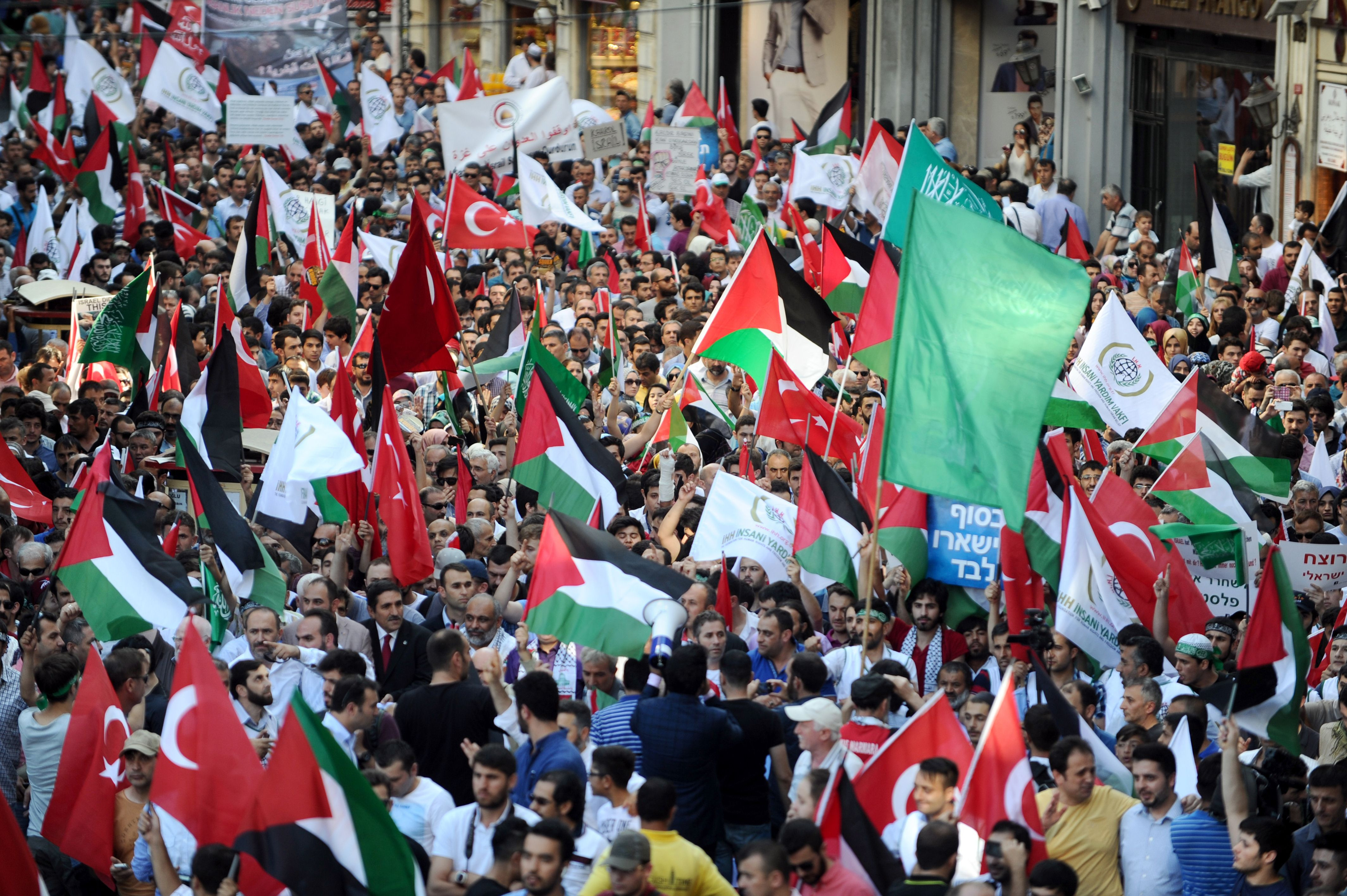 Consulatul Israelului de la Istanbul a fost atacat de sute de manifestanti turci