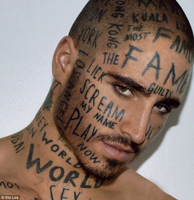 Un canadian si-a tatuat la intamplare cuvinte pe cap si corp pentru a ajunge cel mai cunoscut barbat din lume