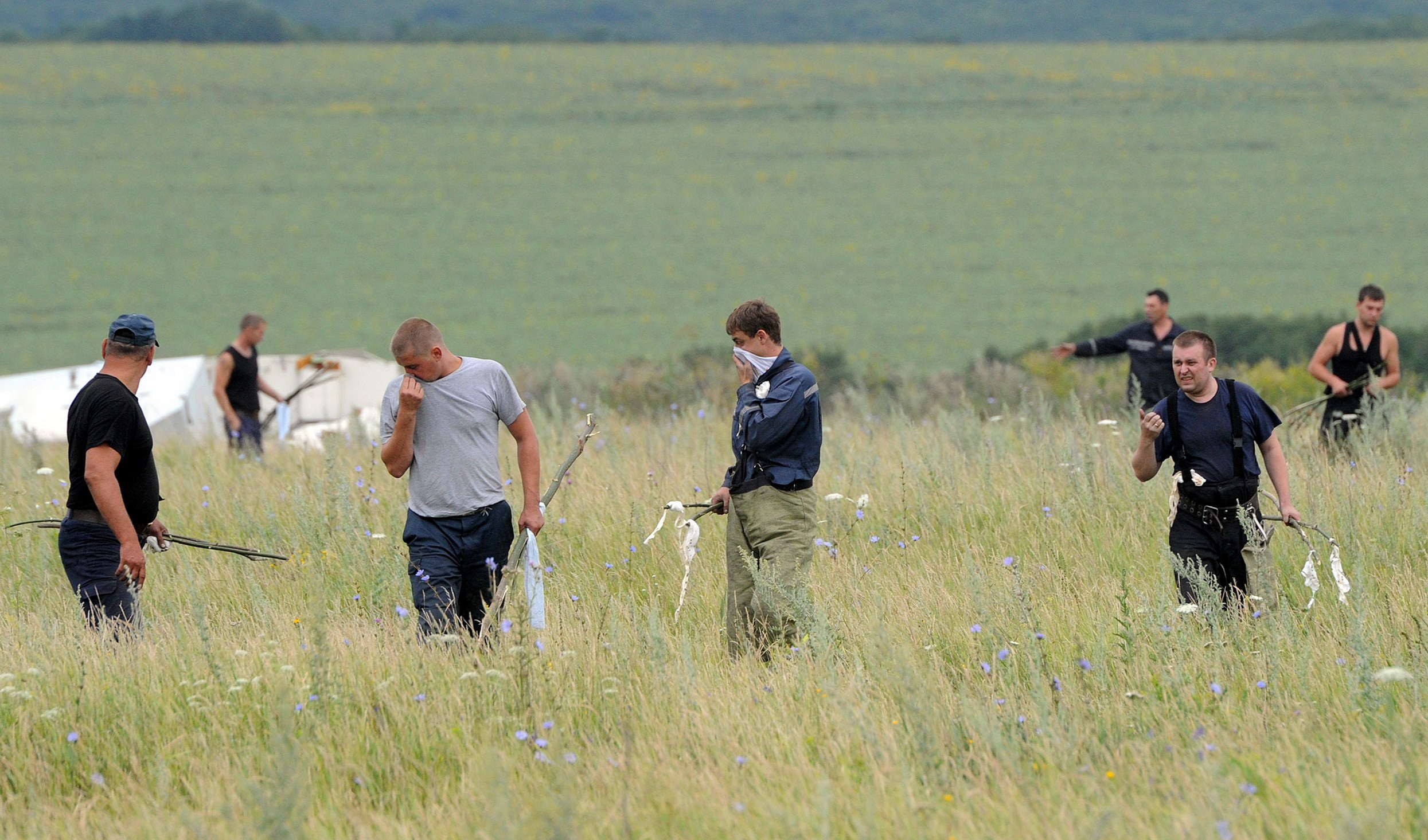Catastrofa aviatica din Ucraina. Expertii parasesc o parte a zonei in care s-a prabusit zborul MH17 din cauza luptelor