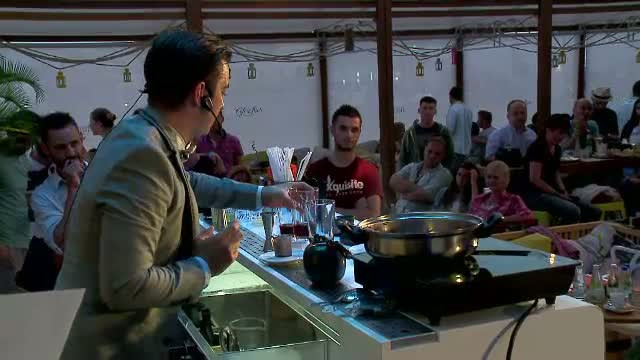 Opt tineri s-au luptat, pe litoral, pentru titlul de "Regele Cocktail-urilor". Ce premiu a primit invingatorul