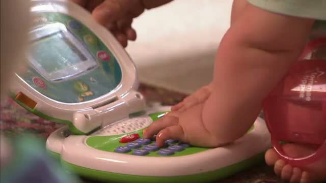 Avertismentul specialistilor pentru parintii care isi inconjoara copii cu gadgeturi. La ce riscuri ii expun