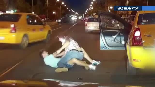 Bataie intre un tanar si un sofer de taxi, in Bucuresti. Cei doi s-au certat intial pe o trecere de pietoni. VIDEO