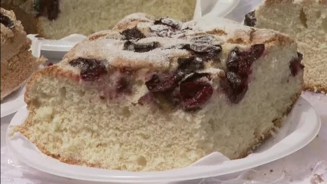 Prajitura de 15 metri si 500 de kilograme. Cateva gospodine au aratat Bucurestiului cum se face o tarta in Maramures