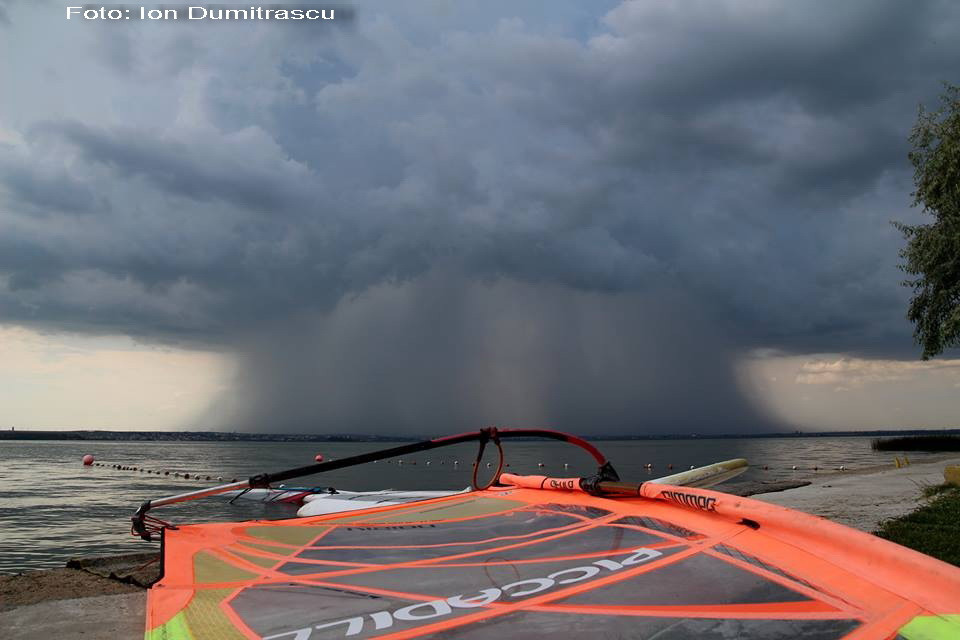 Fenomen meteo rar in statiunea Mamaia. Imaginile surprinse de un turist de pe plaja. GALERIE FOTO