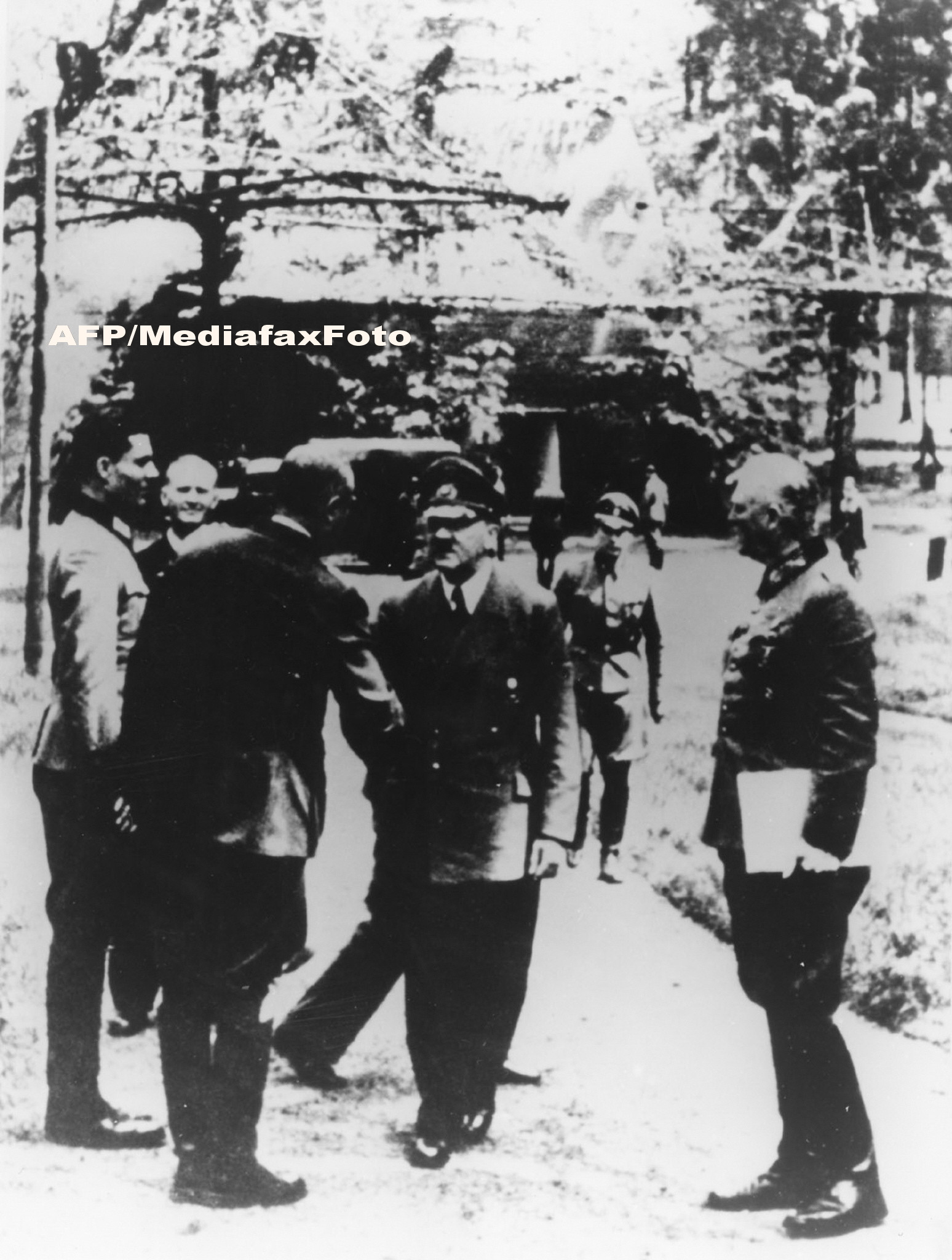 Hitler, alaturi de colonelul Stauffenberg (dreapta), in Adapostul Lupului