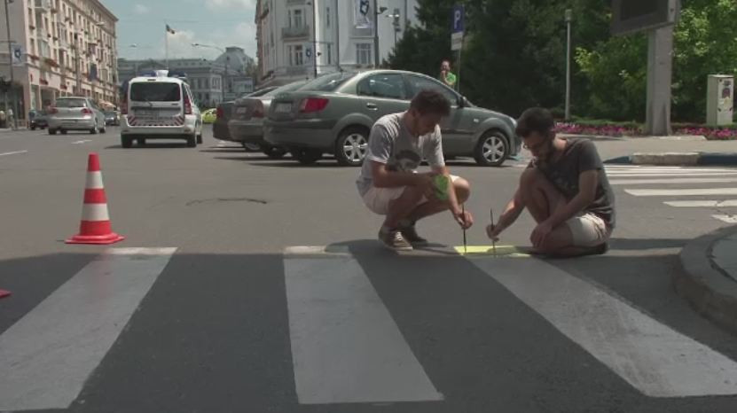 Doi tineri din Craiova ne invata sa facem arta din trecerile de pietoni. Politia si primaria, implicate in proiect