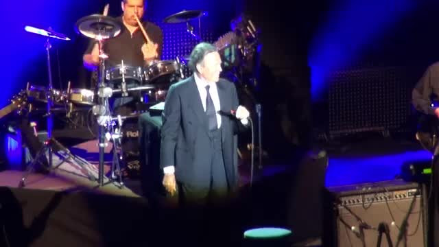 Julio Iglesias a venit insotit in Romania pentru concertul din Iasi. Alaturi de cine va canta artistul