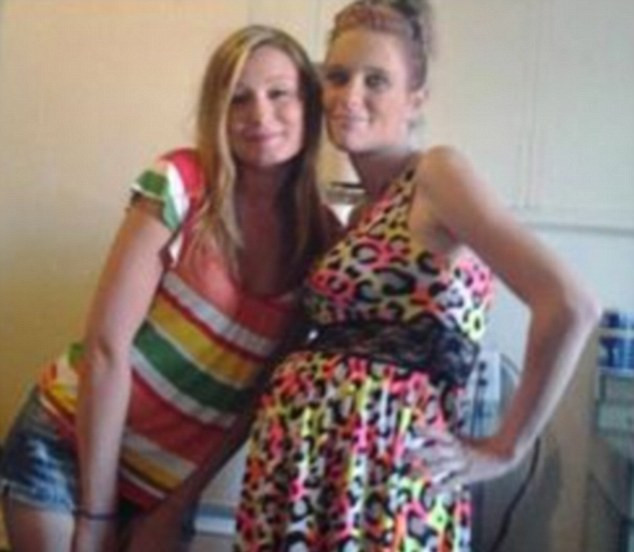 Fotografia care i-a adus numai probleme. O femeie si-a facut o poza intr-o rochie furata si a fost arestata de politie