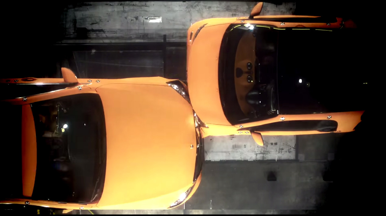 Experiment german cu final... "trosnit". Impact frontal intre S Klasse si Smart. VIDEO