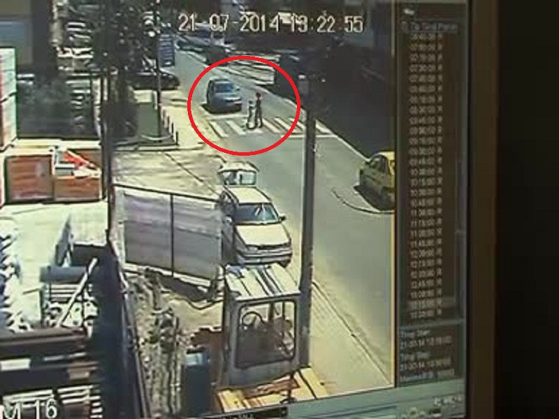 Momentul infiorator in care doi pietoni din Suceava sunt spulberati pe trecere de un sofer care nici macar nu franeaza. VIDEO