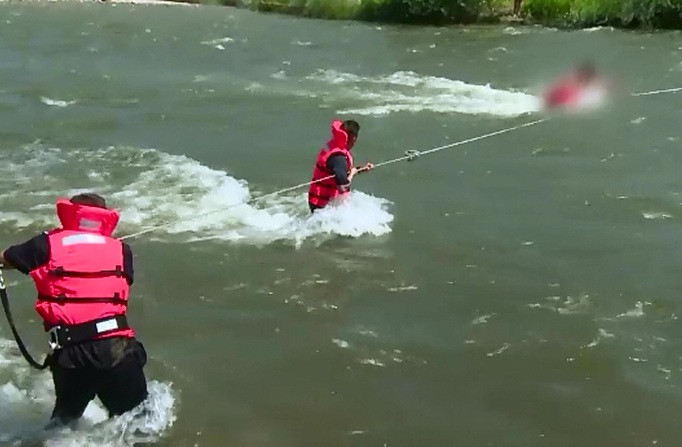 Trei copii si doua femei, salvati din mijlocul apelor, in Hunedoara. Un trecator si-a riscat viata pentru o copila de 13 ani