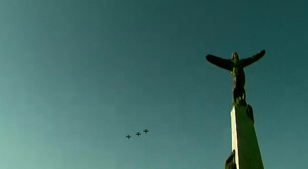 De ziua Aviatiei Romane, pilotii au imbracat uniforme de sarbatoare si au facut spectacol pentru spectatori