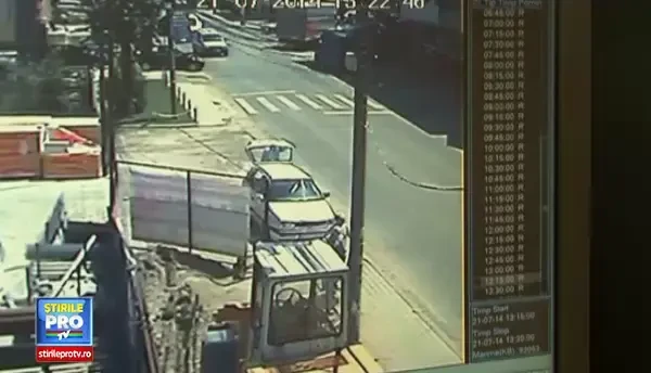 Momentul infiorator in care doi pietoni din Suceava sunt spulberati pe trecere de un sofer care nici macar nu franeaza. VIDEO