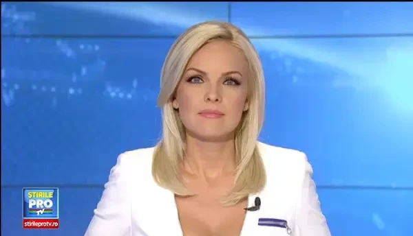 De ziua Aviatiei Romane, pilotii au imbracat uniforme de sarbatoare si au facut spectacol pentru spectatori