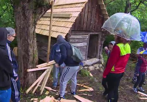 O moara veche de 100 de ani e renovata de cativa elevi din Hunedoara. Voluntarii vor sa o introduca in circuitul turistic