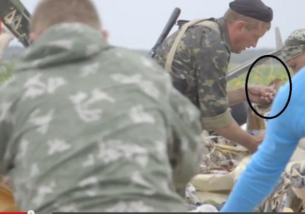 Momentul in care un separatist pro-rus "ar fura inelul unei victime", la locul dezastrului aviatic din Ucraina. VIDEO