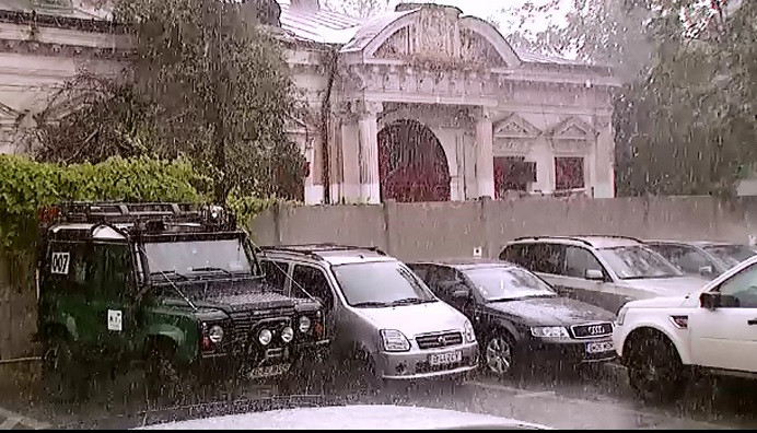 Vijelie in Capitala. Mai multi copaci au fost doborati la pamant si cateva strazi au fost inundate