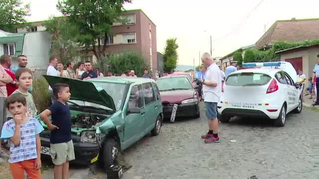 S-au grabit sa ajunga la un accident si au facut chiar ei ... un accident. Doi agenti din Targu Mures au lovit 2 masini