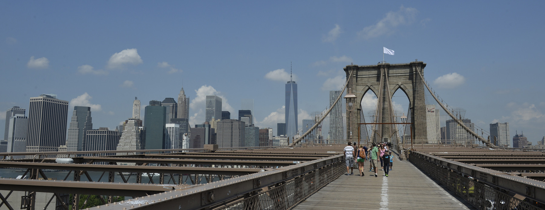 Ce s-a intamplat peste noapte cu steagul Statelor Unite de pe Brooklyn Bridge. Politistii din New York nu au nicio explicatie