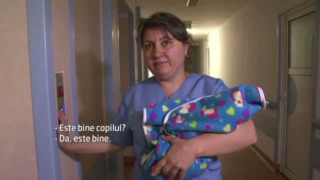 Bebelus de cateva zile, abandonat intr-un cabinet medical din Vaslui. Politistii incearca sa dea de urma parintilor