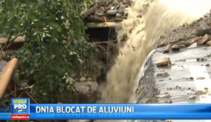 DN1A, blocat dupa ploile abundente din ultimele ore. Gramezi de pietre, lemne si noroi au ajuns in mijlocul drumului