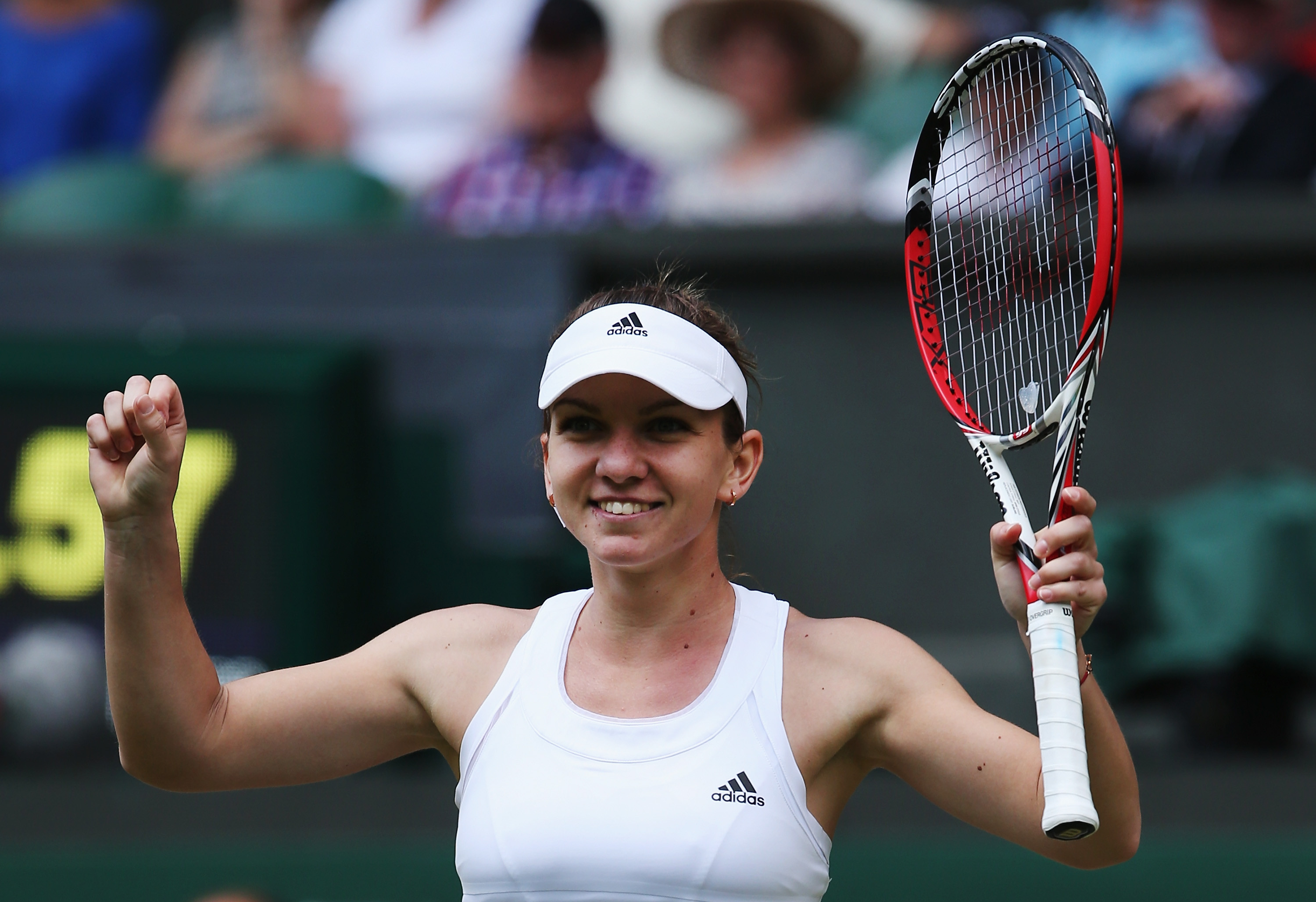 Simona Halep i-a turnat apa pe cap directorului turneului New Haven, in cadrul unei campanii umanitare. VIDEO