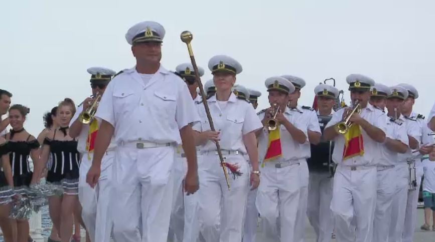 Spectacol, miercuri seara, la malul marii. Marinarii au defilat pe faleza din fata Comandamentului Flotei din Constanta