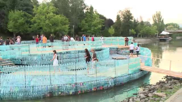Timisoara are, in sfarsit, cel mai mare pod din lume, construit din pet-uri. Un singur pas pana la Cartea Recordurilor