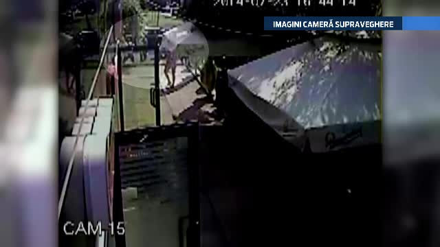 Un tanar din Craiova a fost batut de doi indivizi de etnie roma, sub ochii iubitei. Agresorii au fost lasati liberi