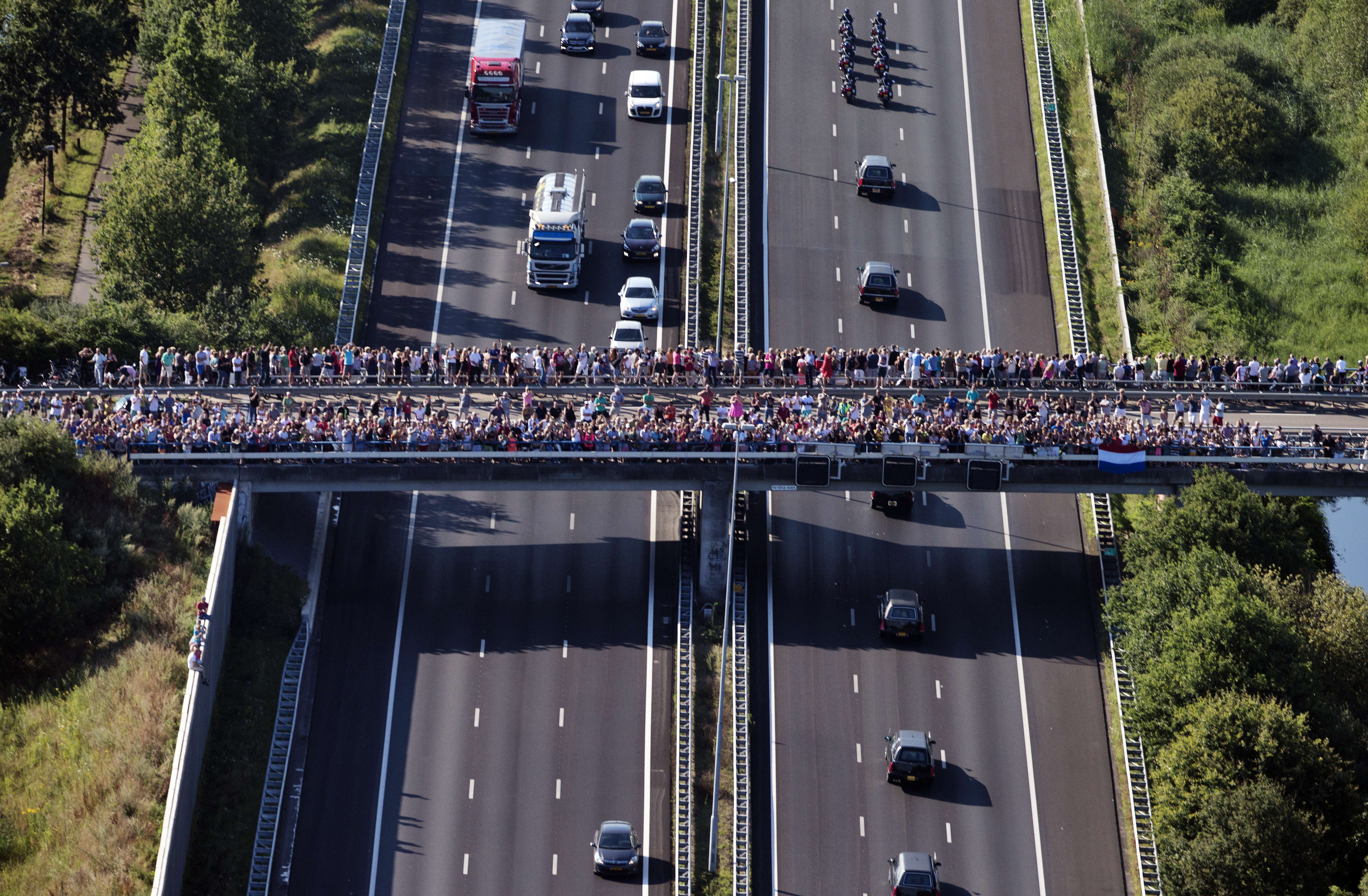 Florile care cad peste convoiul cu trupurile olandezilor morti in zborul MH17. Imagini tulburatoare din Amsterdam. FOTO