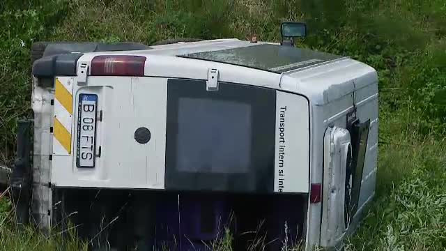 Un microbuz care transporta 15 femei la serviciu s-a rasturnat. Soferul da vina pe drumul prost