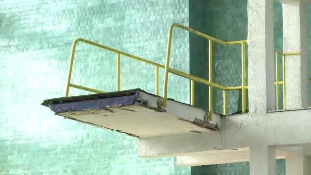 O fetita de 10 ani s-a accidentat grav pe o trambulina din Sibiu. Parintii acuza antrenoarele ca au lasat-o nesupravegheata