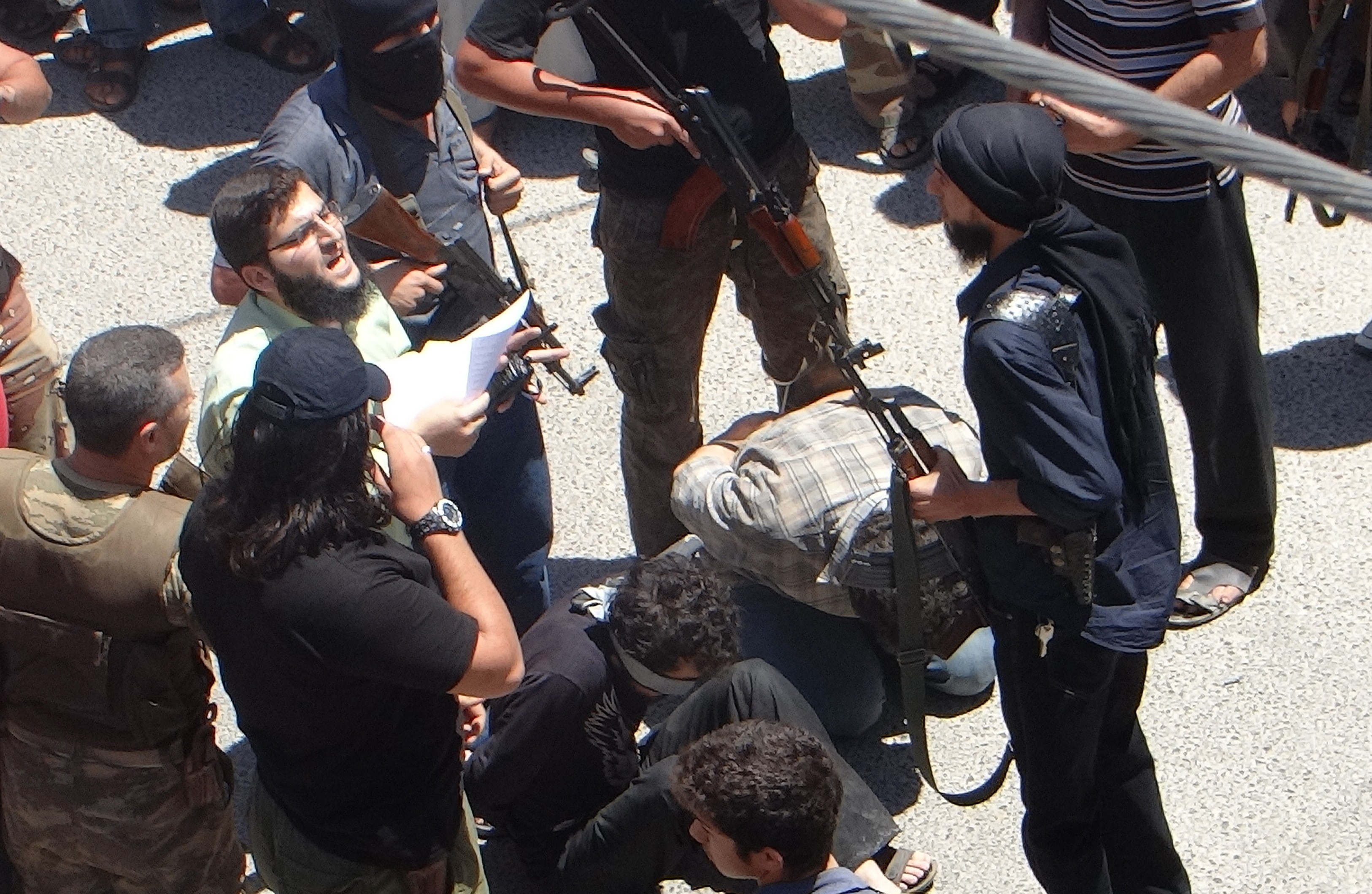 Peste 50 de militari sirieni au fost executati de insurgenti in nordul Siriei