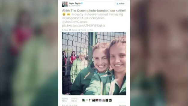 Doua tinere au reusit cel mai tare selfie de pana acum, din Anglia. Cine apare in fotografia lor