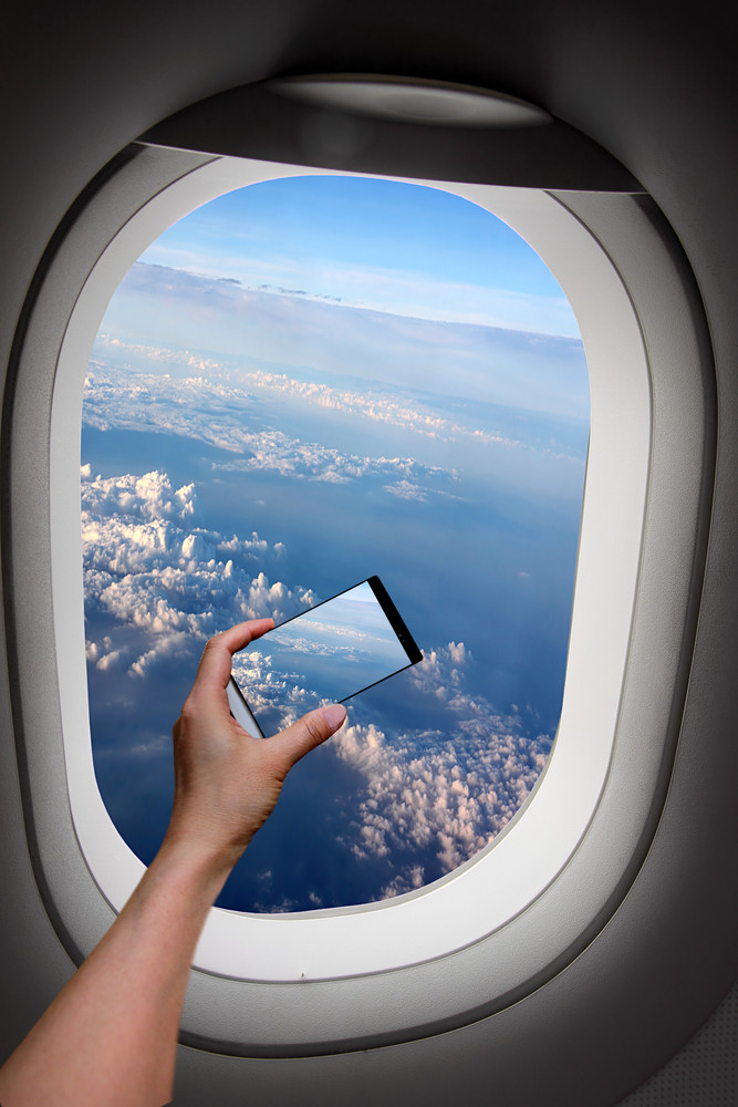 A facut o fotografie prin fereastra avionului. Cand s-a uitat cu atentie la ea, a avut o mare surpriza. FOTO