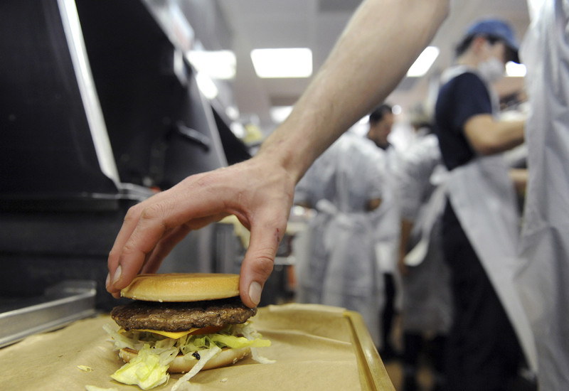 Cum a ajuns McDonald's victima tensiunilor dintre Rusia si SUA. Burgerii si shake-urile ar putea fi interzise la rusi