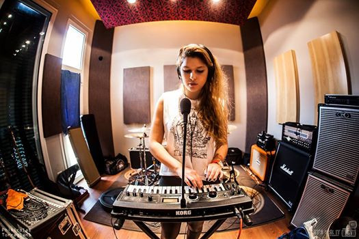 "Fata-orchestra". Talentul muzical al unei tinere de 23 de ani a impresionat o lume intreaga