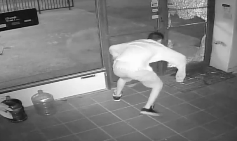 Imagini camera de supraveghere. Reactia unui hot dupa ce a spart un magazin si a auzit alarma. VIDEO