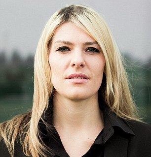 Parintii uneia dintre victimele catastrofei din Ucraina au vizitat locul prabusirii avionului, in ciuda situatiei tensionate