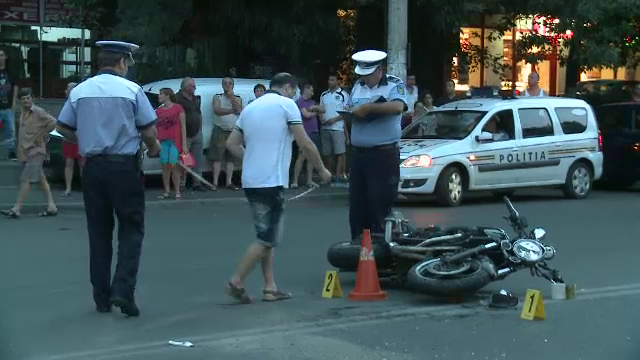 Un motociclist care nu purta casca a murit dupa ce a fost lovit pe un bulevard din Capitala. Manevra fatala a unui sofer