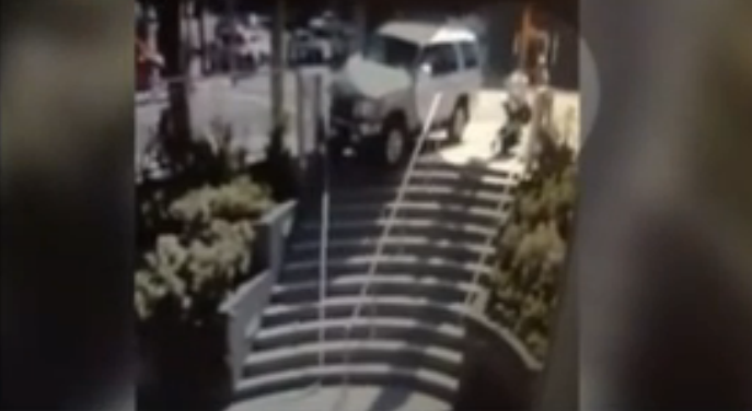 O mama cu un copil in carut, la un pas sa fie spulberata pe trotuar. Gestul prin care si-a salvat copilul