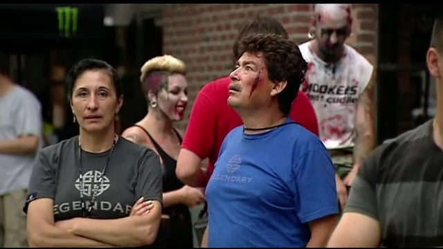 Un sofer din Statele Unite, aproape sa fie linsat dupa ce a intrat cu masina intr-o procesiune "zombie"