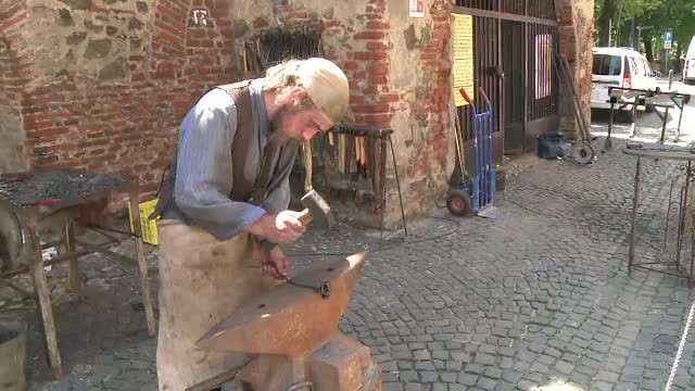 Meseria care te duce 3 ani si 1 zi prin lume, niciodata la mai putin de 50km de casa. "Nu stii niciodata unde dormi seara"