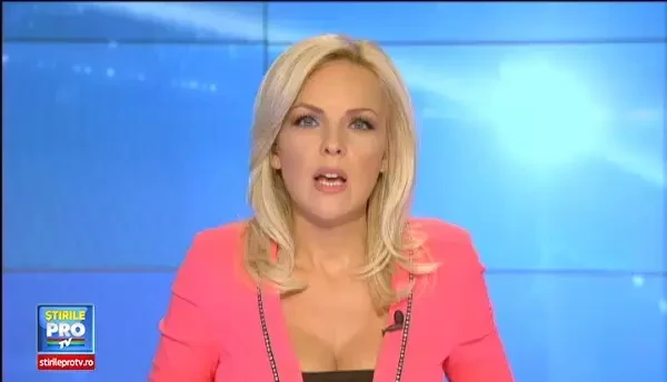 O mama cu un copil in carut, la un pas sa fie spulberata pe trotuar. Gestul prin care si-a salvat copilul