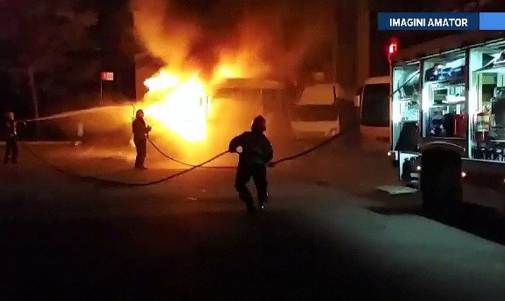 Doua microbuze au ars ca niste torte in autogara din Deva. Totul a pornit de la un scurtcircuit