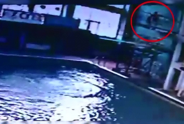 Fetita care a cazut de pe trambulina unui bazin de inot se simte mai bine. Antrenoarele, vinovate de neglijenta