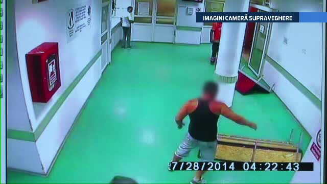 Circ la spitalul din Bacau. Un barbat, care sufera de tulburari psihice, a inceput sa arunce cu bancile in sala de asteptare