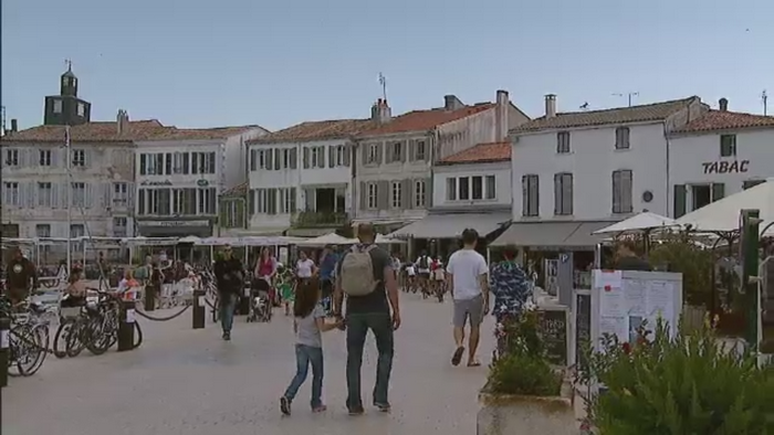 Povestea pictorului roman care a ales casa taraneasca in locul vilei somptuoase. Locuintele cu istorie, la mare cautare