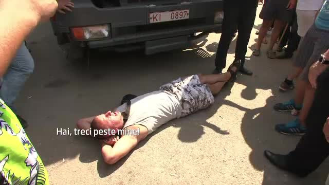 Tensiuni la granita de nord a Romaniei. Sute de oameni din Cernauti au blocat strazile, temandu-se ca vor fi inrolati fortat